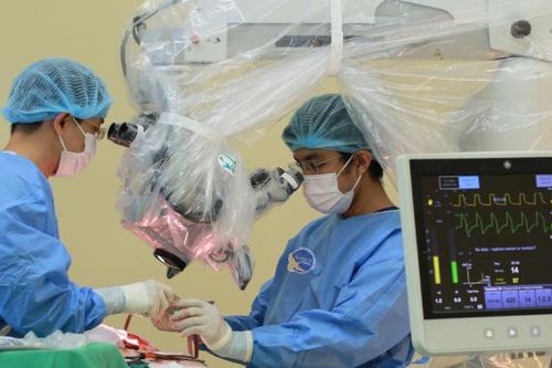 Bà mẹ hốt hoảng phát hiện con trai 21 tuổi hôn mê trong phòng ngủ