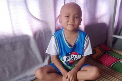 Không có tiền đi viện, cậu bé mắc ung thư máu được giúp đỡ hơn 44 triệu đồng