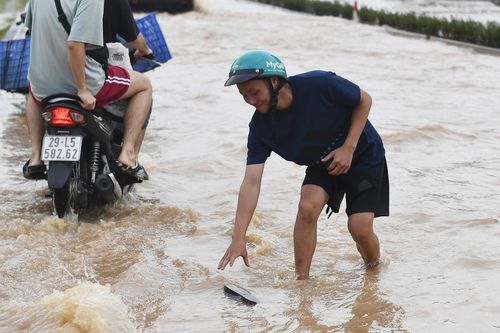 Sáng 8/10, Hà Nội còn 13 điểm ngập úng, phương tiện khó lưu thông