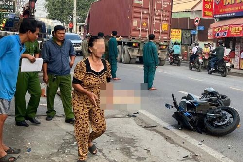 Dừng mô tô sát vỉa hè, người đàn ông bị xe tải tông tử vong
