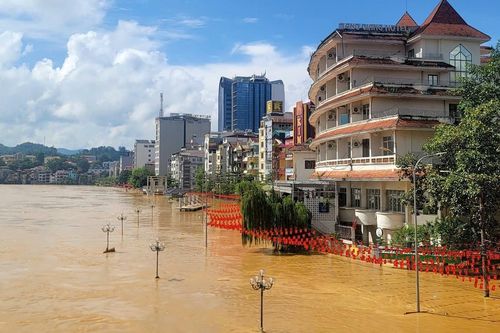 Hai lần trong một tuần, nước lũ đục ngầu 'nuốt trọn' trung tâm Cao Bằng