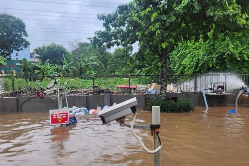 Cư dân biệt thự Hà Nội sắm máy bơm 'khủng', canh nước ngập như canh 'chứng khoán'