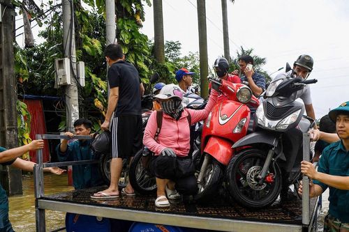 Trời hửng nắng sau mưa, nhiều người Hà Nội vẫn phải 'lụy đò' tự chế