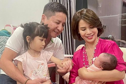 Hạnh phúc xế chiều của Chí Trung và doanh nhân Ngọc Lan, Hòa Minzy vui hết cỡ bên đạo diễn 'Mưa đỏ'
