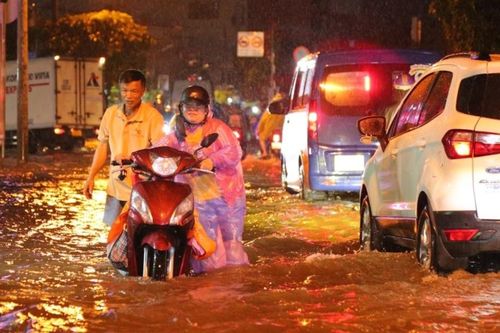 Hàng nghìn ô tô nối đuôi dài cả km, 'chôn chân' giữa mưa lớn ở TPHCM