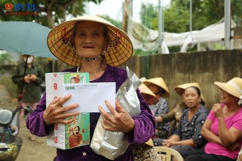 500 suất quà đến với bà con vùng ngập nặng Thanh Hóa