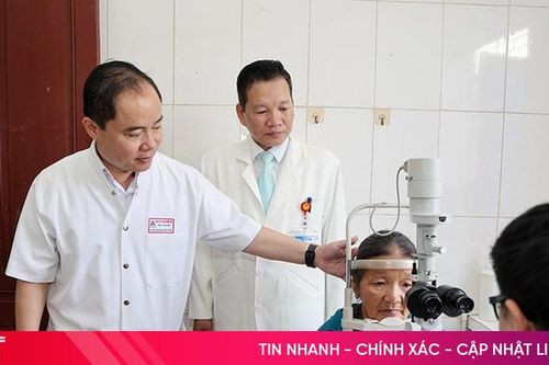 Bệnh viện Trung ương Huế khám, cấp phát thuốc miễn phí cho người dân ở Hà Tĩnh