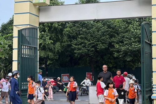 Học sinh Hà Nội đi học trở lại sau hai ngày nghỉ vì bão số 11