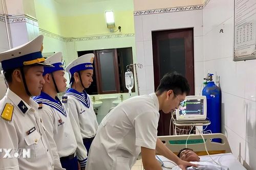 Khánh Hòa: Cấp cứu ngư dân bị giảm áp sau khi lặn sâu ở Trường Sa