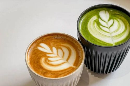 Matcha và càphê: Thức uống nào thực sự tốt hơn cho bạn?