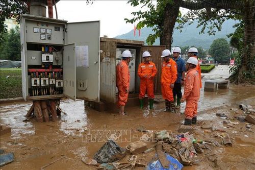 Điện lực miền Bắc khẩn trương khôi phục điện sau mưa lũ