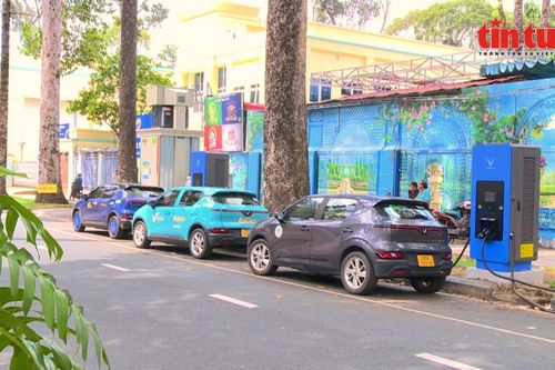 TP Hồ Chí Minh cho lắp đặt trạm sạc ô tô điện tại điểm sử dụng tạm thời lòng đường