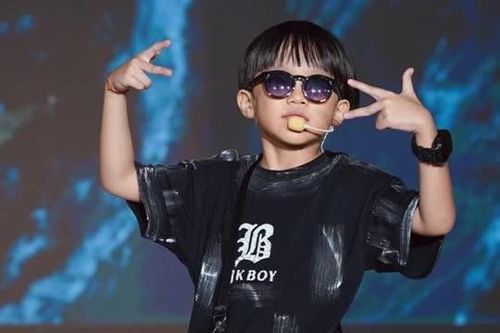 Rapper 8 tuổi 'Em bé chất' làm vedette, khuấy động sàn diễn thời trang nhí