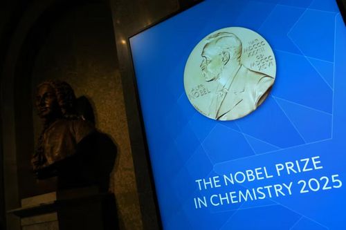 Ba nhà khoa học giành Nobel Hóa học 2025 nhờ phát minh 'khách sạn phân tử' lưu trữ khí