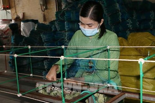 Giữ hồn làng nghề từ những sợi lưới đan tay