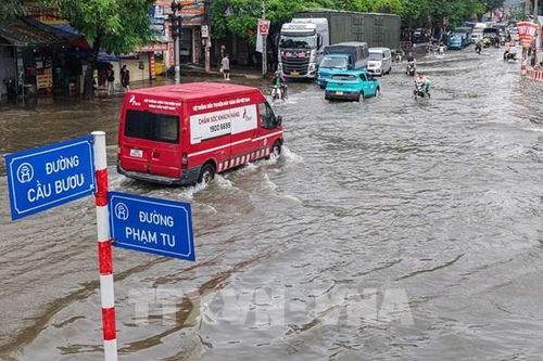 Nhiều tuyến phố Hà Nội vẫn chìm trong ngập úng