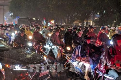 TP. Hồ Chí Minh: Mưa lớn kèm triều cường gây ngập nặng, giao thông tê liệt nhiều nơi