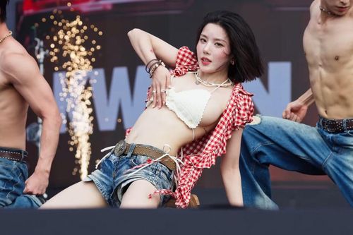 Bất ngờ với sự giàu có của 'nữ thần waterbomb' Kwon Eun Bi