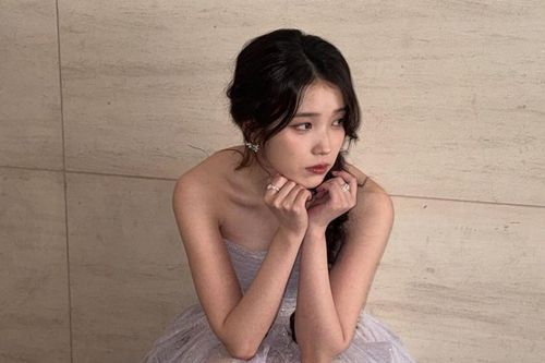 IU khiến fan bất ngờ với hình ảnh táo bạo, khoe một chi tiết gây chú ý qua lớp váy xuyên thấu