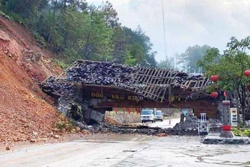 Mưa lớn kéo dài làm sạt lở đất, cổng chào cao nguyên đá Đồng Văn đổ sập