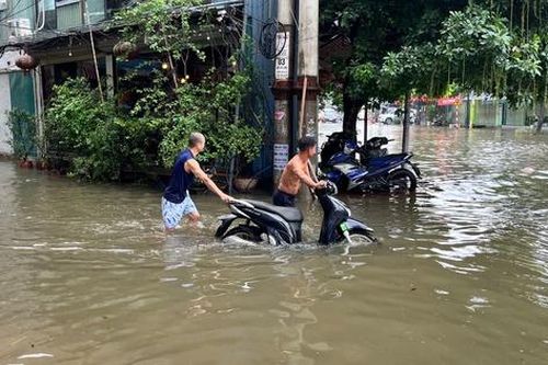 Trưa 8/10, Hà Nội còn nhiều điểm ngập sâu