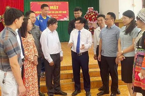 Lãnh đạo xã mời nhiều doanh nghiệp đến địa phương tuyển dụng lao động