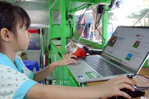 TPHCM: Độc đáo xe thư viện số, cầu nối tri thức đến trẻ vùng ven