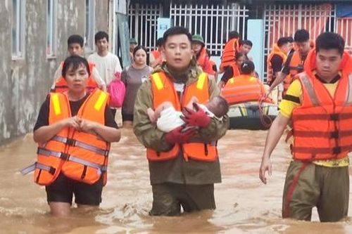 Lực lượng công an căng mình ứng phó mưa lũ: Ưu tiên bảo vệ người già, trẻ em và phụ nữ mang thai