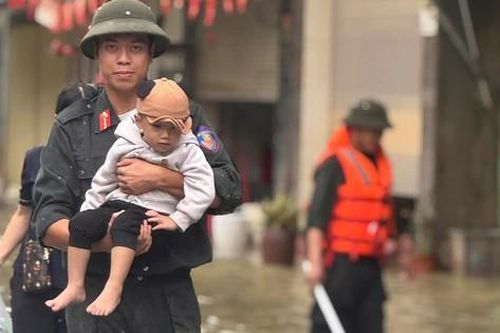 Công an Tuyên Quang xung kích hỗ trợ người dân trong bão lũ