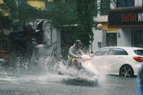 Hà Nội 'bêu tên' hàng loạt đơn vị chậm ứng phó bão số 11 Matmo
