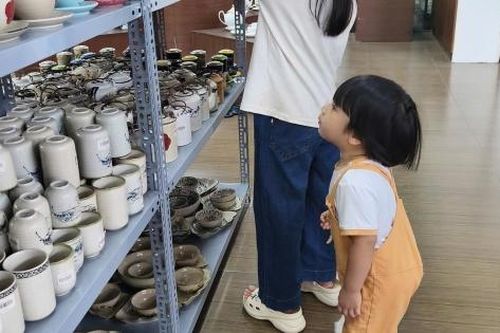 Gốm Bát Tràng: 'Đánh thức' tiềm năng du lịch làng nghề