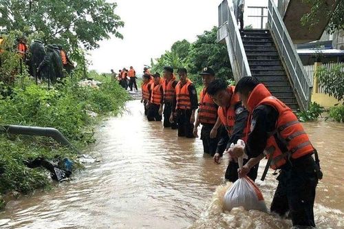 Bộ Nông nghiệp và Môi trường chỉ đạo khẩn chống tràn đê Hà Châu