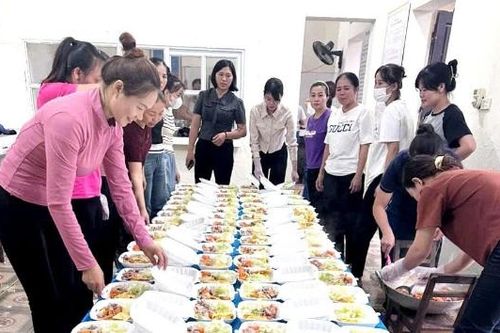 Bắc Ninh: Hàng nghìn suất ăn gửi đến bà con vùng lũ
