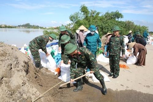 Ban Chỉ huy phòng thủ khu vực 4 huy động 100 cán bộ, chiến sĩ, dân quân hỗ trợ chống tràn đê bối Đẩu Hàn