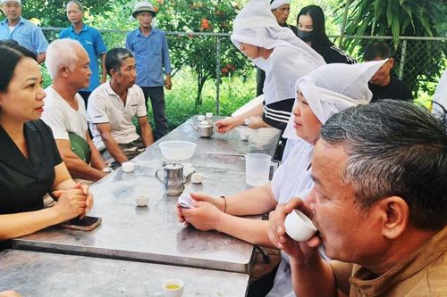 Lãnh đạo Ủy ban MTTQ tỉnh thăm hỏi gia đình nạn nhân tử vong do lũ ở xã Xuân Lương
