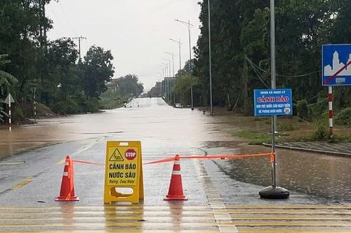Nhiều tuyến đường giao thông bị ngập úng, hư hỏng kết cấu hạ tầng