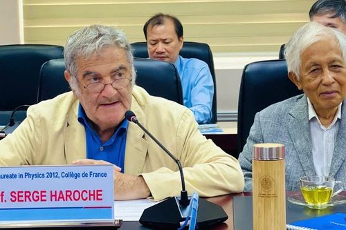 Nhà khoa học đoạt giải Nobel Vật lý năm 2012 làm việc với Trường Đại học Quy Nhơn