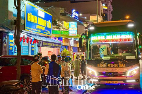 Tràn lan 'xe dù, bến cóc'