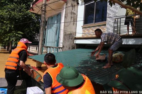 Hàng nghìn hộ dân thuộc địa bàn huyện Hữu Lũng cũ được hỗ trợ thực phẩm và nước uống