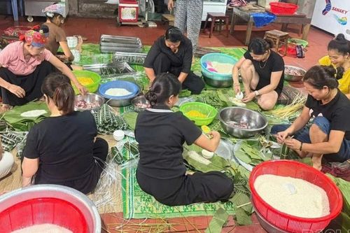 Nhân dân phường Cầu Thia gói gần 2.000 chiếc bánh chưng gửi tặng bà con vùng lũ Thái Nguyên