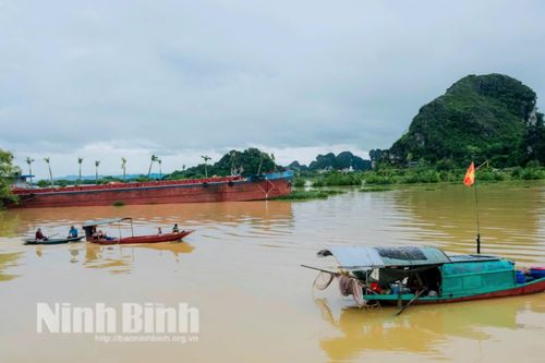 Hạn chế giao thông đường thủy nội địa khu vực luồng qua khoang thông thuyền cầu Gián Khẩu trên sông Hoàng Long do mưa lũ mực nước dâng cao, lưu tốc dòng chảy lớn