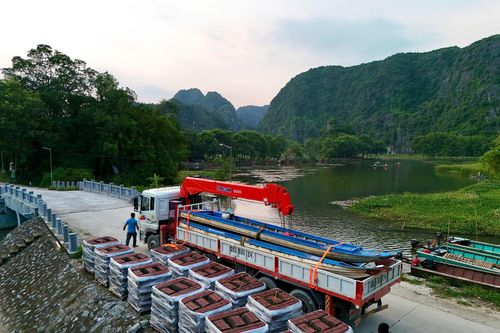 Vận chuyển xuồng máy, thuyền du lịch Tam Cốc cứu trợ khẩn cấp vùng lũ Thái Nguyên