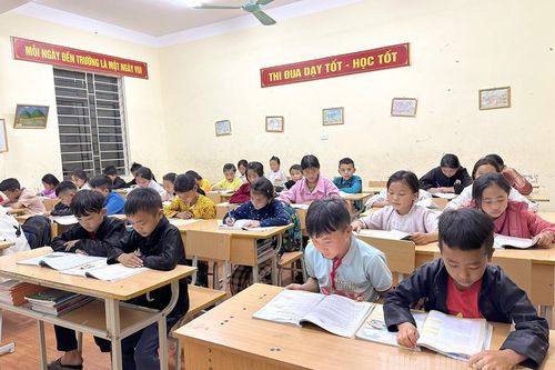Chăm lo học sinh bán trú