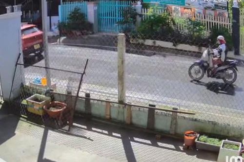Bé trai đạp xe đuổi theo người phụ nữ nghi lấy mất 140 tờ vé số ở Tây Ninh