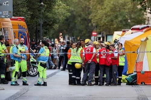 Sập tòa nhà 6 tầng ở trung tâm Madrid, nhiều người thiệt mạng
