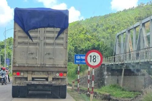 Đắk Lắk: Cầu yếu cấm tải trên 18 tấn 'oằn mình' gánh đoàn xe đầu kéo, xe container