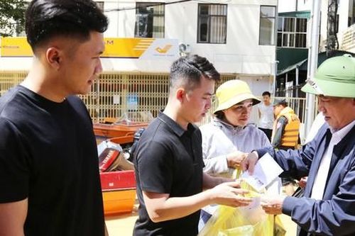 Phó Thủ tướng Hồ Đức Phớc thăm hỏi, động viên người dân và lực lượng cứu hộ tại Lạng Sơn
