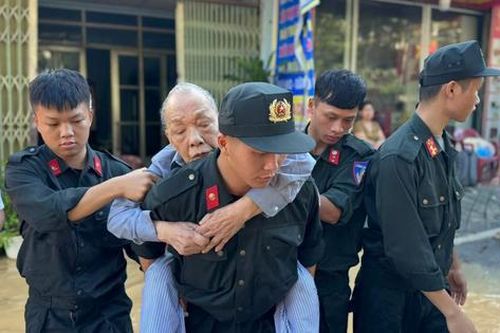 Xúc động hình ảnh Công an Lạng Sơn ngày đêm dầm mình trong mưa lũ hỗ trợ người dân