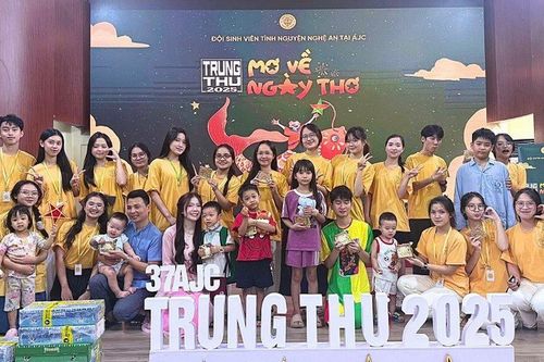 Ấm lòng hình ảnh bệnh nhi hồn nhiên đón Trung thu tại bệnh viện
