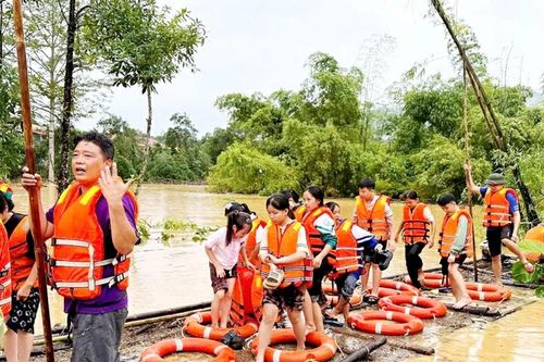 Thái Nguyên: Cứu hộ khẩn cấp 270 học sinh mắc kẹt trong trường học bị cô lập